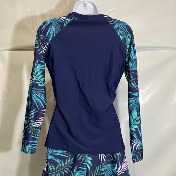 Women’s 2 Piece Rash Guard Boy Shorts Size Medium - Picture 2 of 2